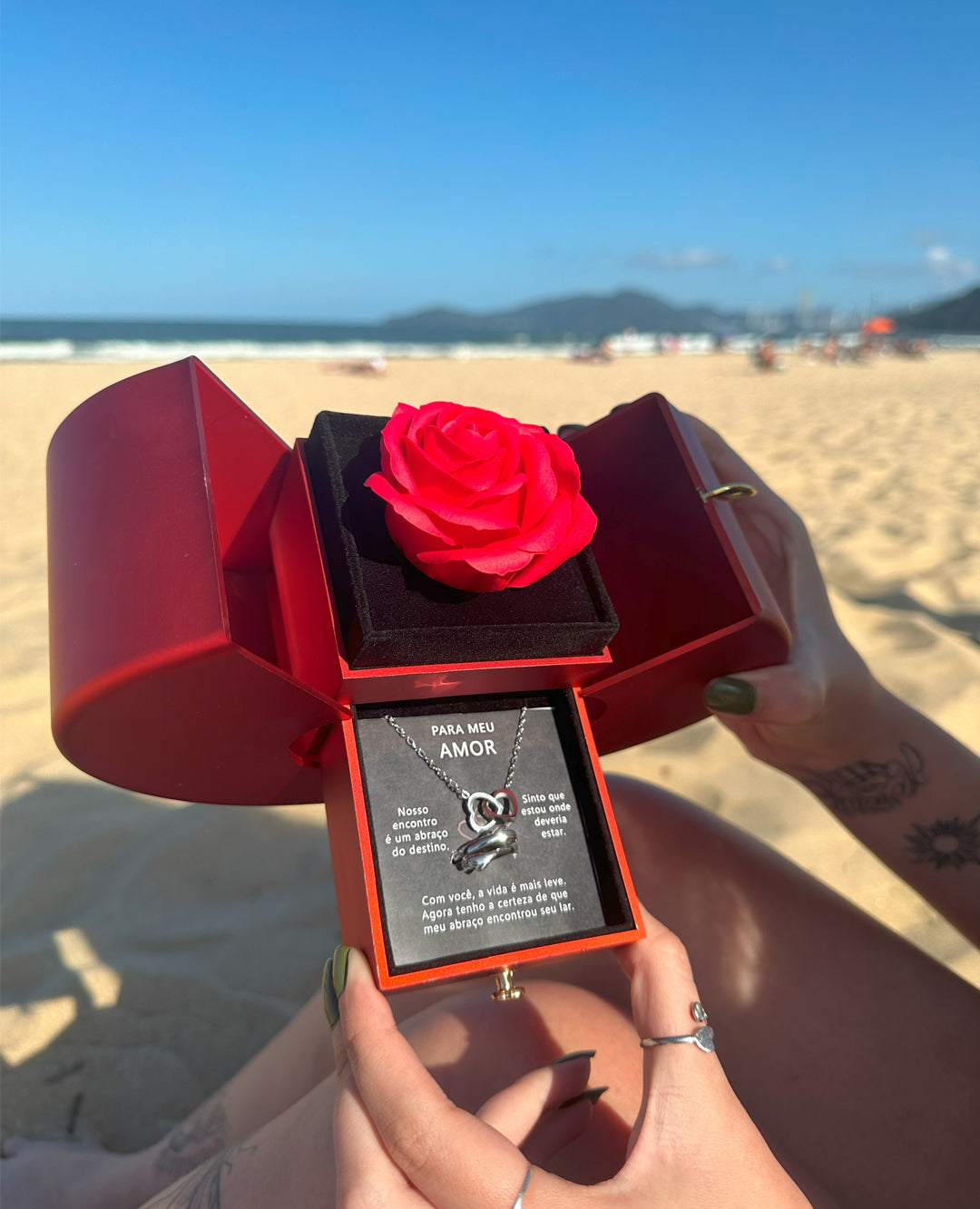 Caixa com Rosa & Colar Personalizado + Anel do Abraço 💕