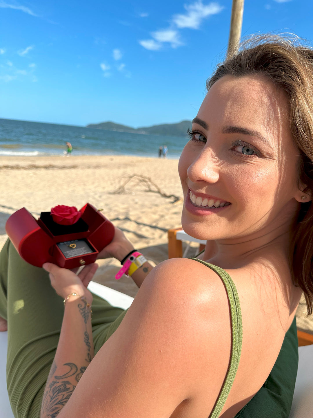 Caixa com Rosa & Colar Personalizado + Cartão de Brinde! 🎁