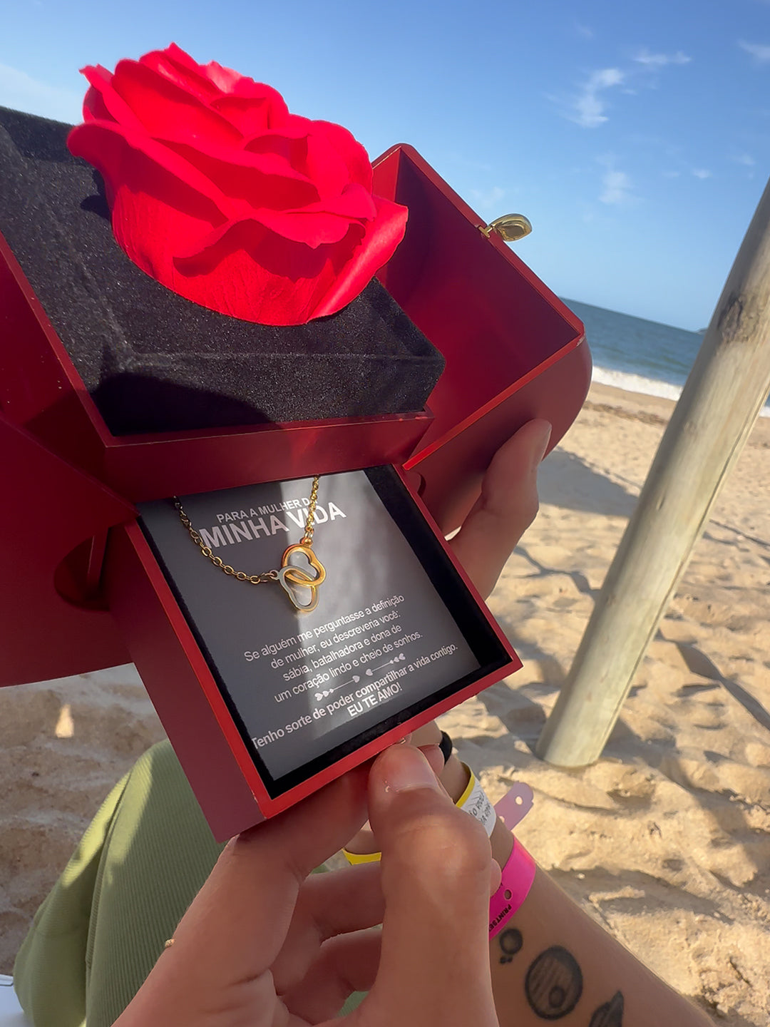 Caixa com Rosa & Colar Personalizado + Cartão de Brinde! 🎁